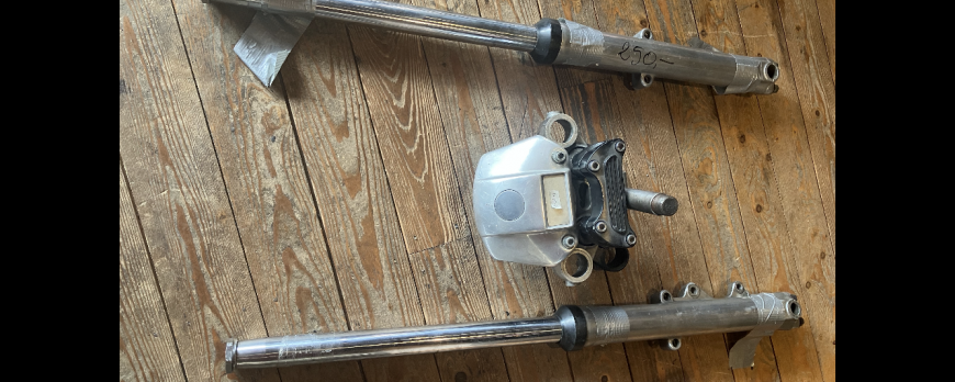 Forklegs 35 mm €250,- Triple trees €100,-